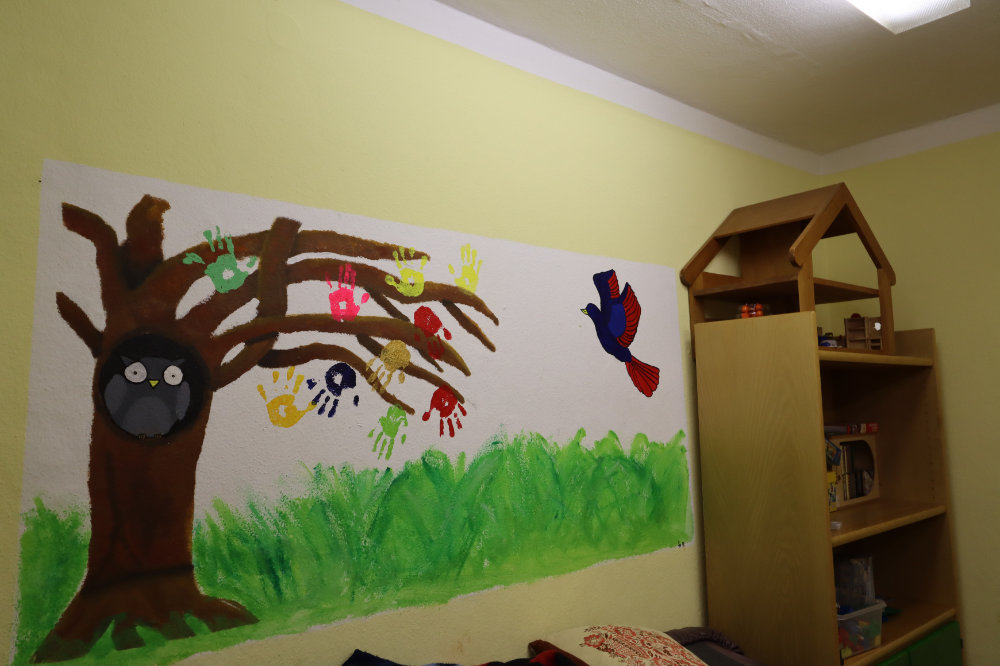 HPT_Penzberg4 großes gemaltes Bild: ein Baum mit bunten Händen als Blätter