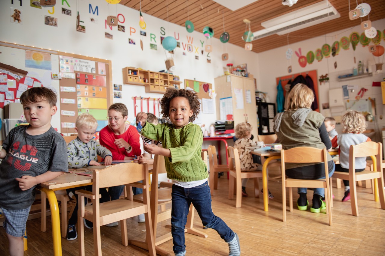 Kinder beim Spielen im Gruppenraum