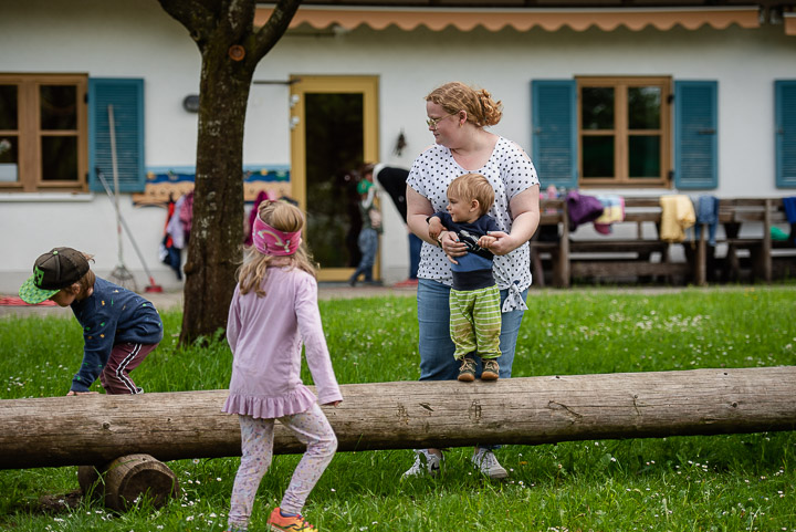 Pädagogin hilft Kind beim Balancieren