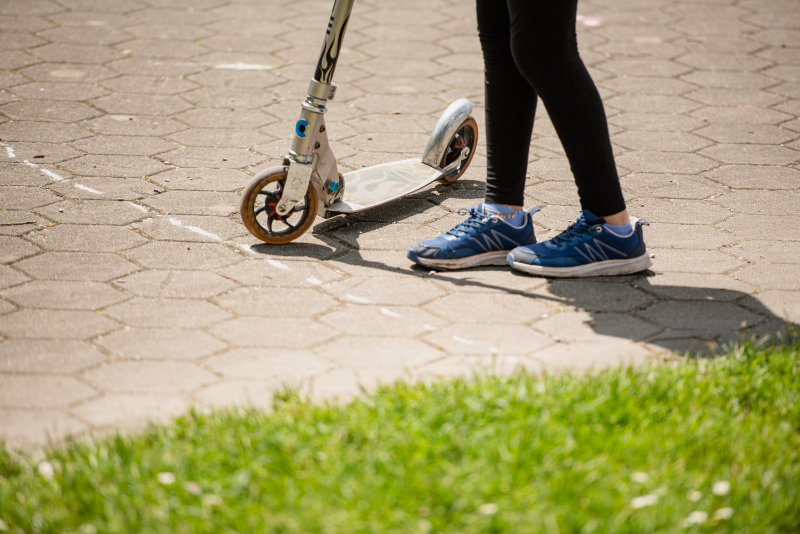 Kontakt Hort Weilheim Kinderfüße neben Roller