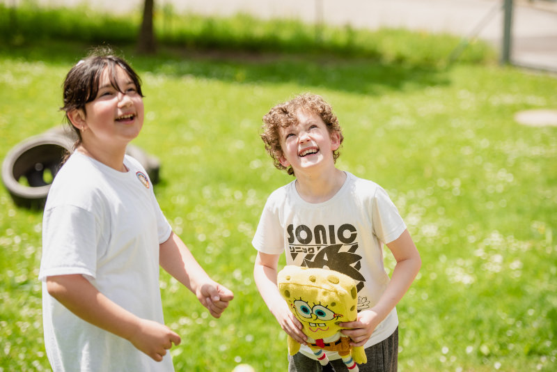 Kinder spielen im Garten