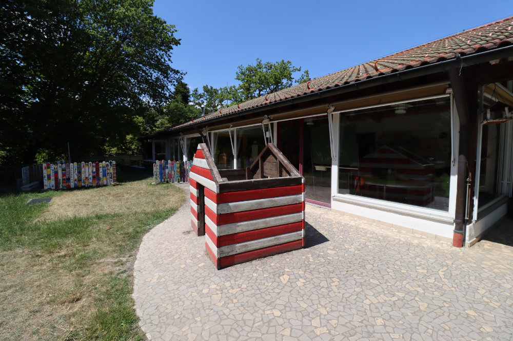 buntes Gartenhaus