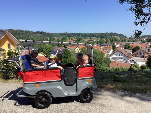 Ein Wunsch geht in Erfüllung: E-Bus für den Kindergarten