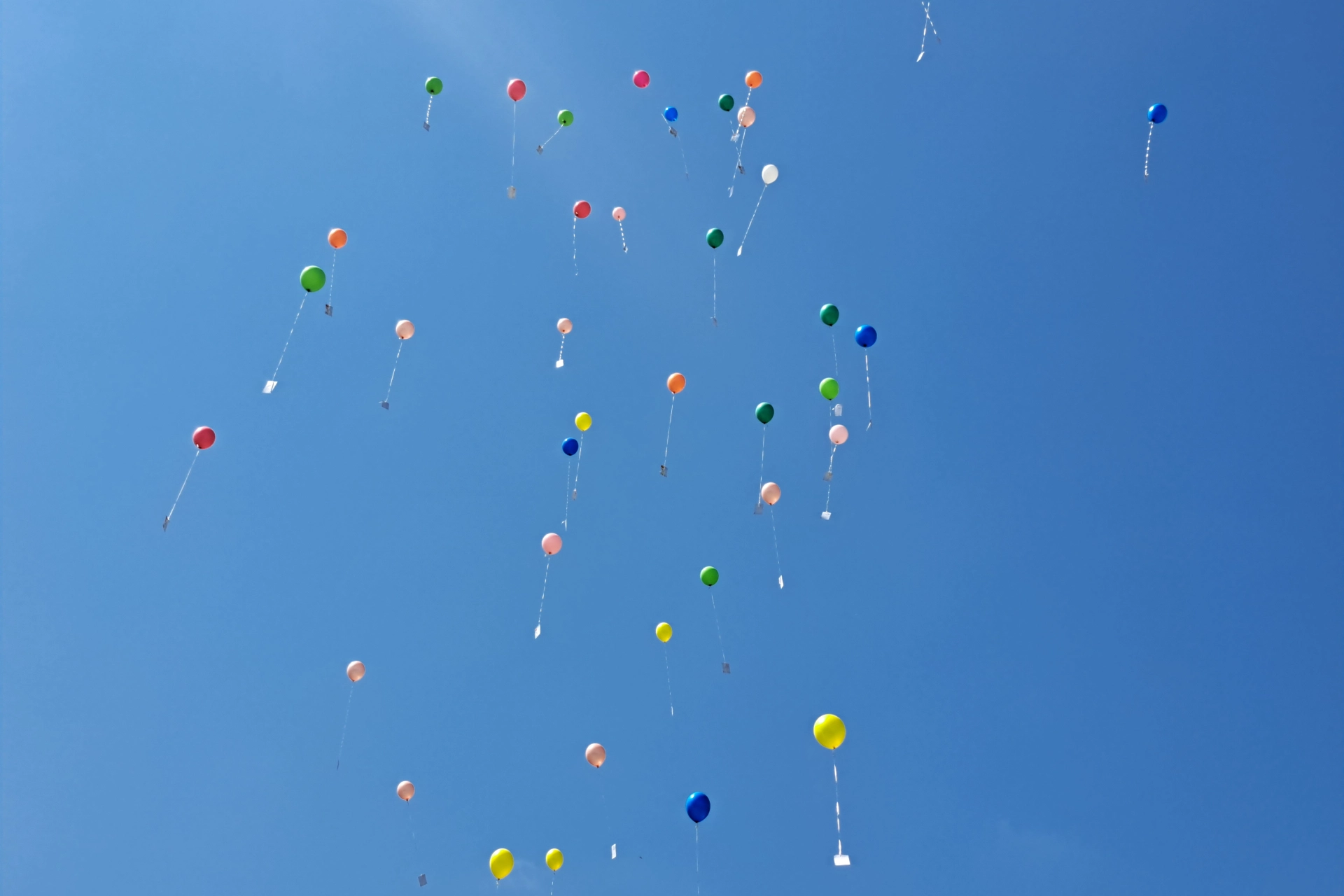 Kinderhilfe-Oberland_Kinderhaus-Polling_Team_2024-25 Kinderhaus-im-Forsthaus-Peiting_Kinderhilfe-Oberland_Luftballon_Weitflugwettbewerb